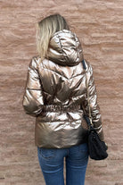 Giacca invernale Denny Rose bronzo laminato con cappuccio, cintura e dettaglio portafoglio, in stile moda-mania, vista frontale.