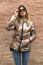 Giacca invernale Denny Rose bronzo laminato con cappuccio, cintura e tasche, modello elegante e caldo, da Moda-Mania.