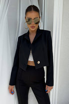 Giacca nera casual elegante Moda-Mania, corta in vita con bottone, scollo a V e revers, dettaglio di stile raffinato.