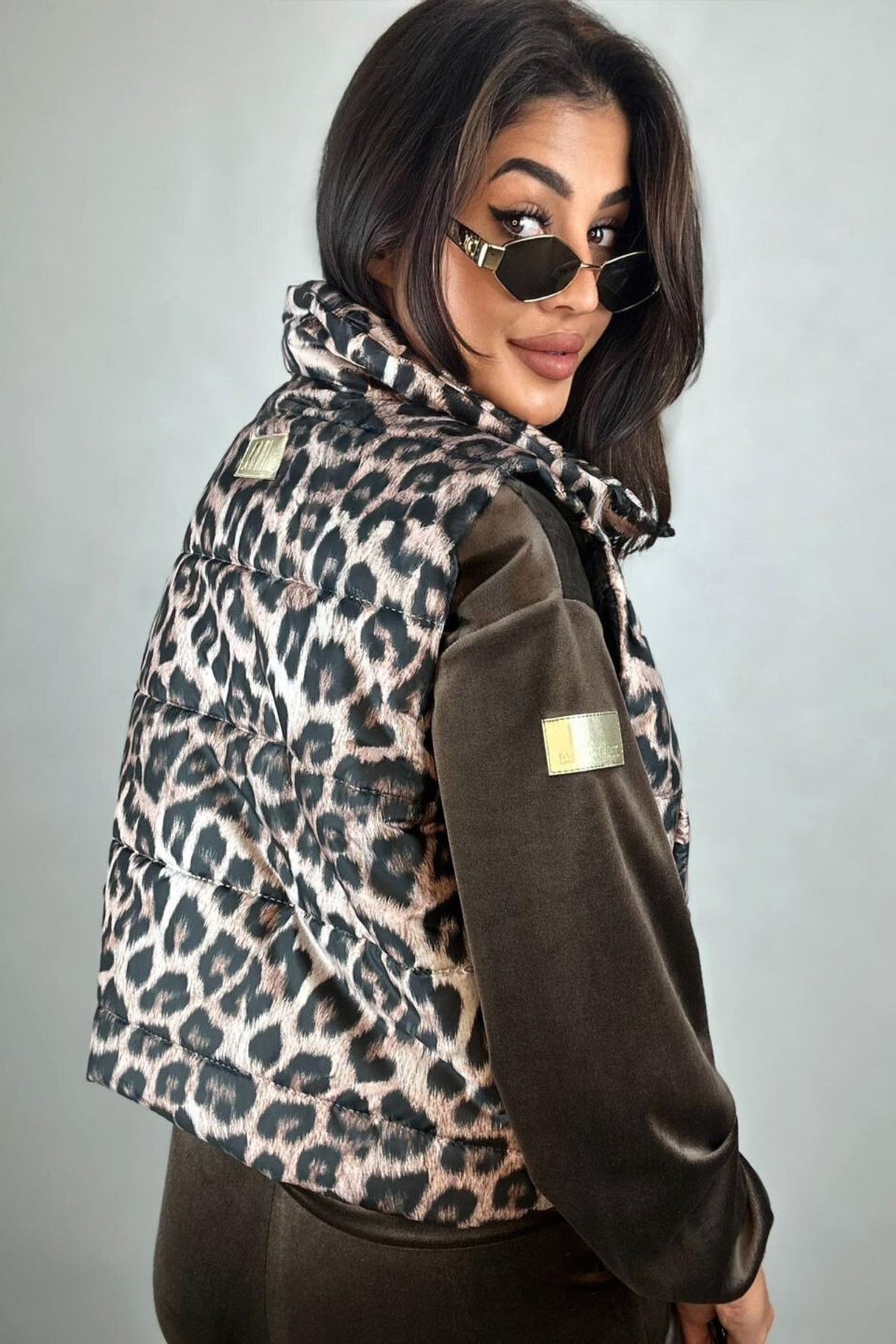 Gilet corto oversize fantasia leopardo Moda Mania con tasche frontali e chiusura con cerniera, giacche e cappotti alla moda