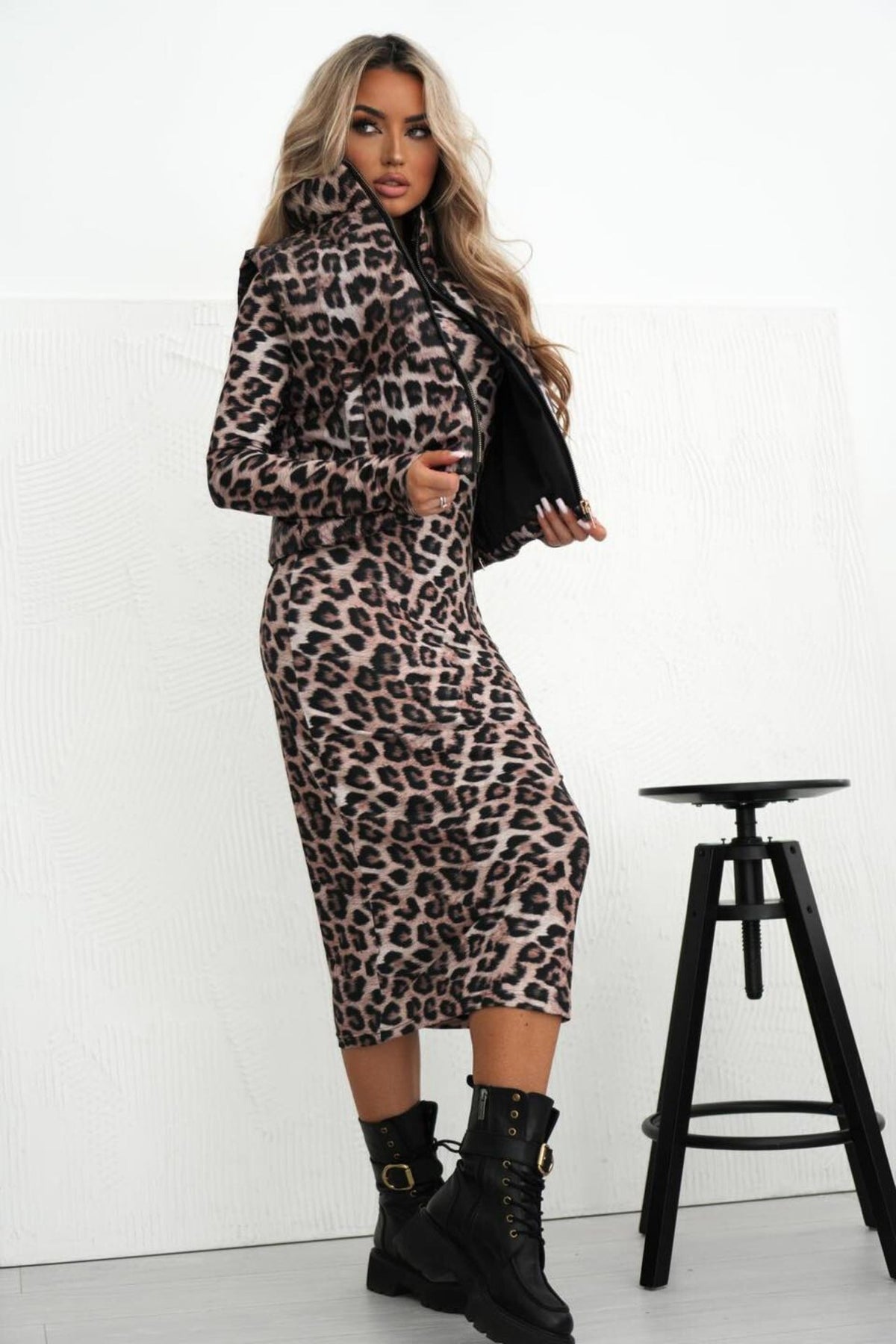 Gilet corto oversize con fantasia leopardata, tasche frontali e chiusura con cerniera, giacca Moda Mania.