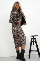 Gilet corto oversize con fantasia leopardata, tasche frontali e chiusura con cerniera, giacca Moda Mania.