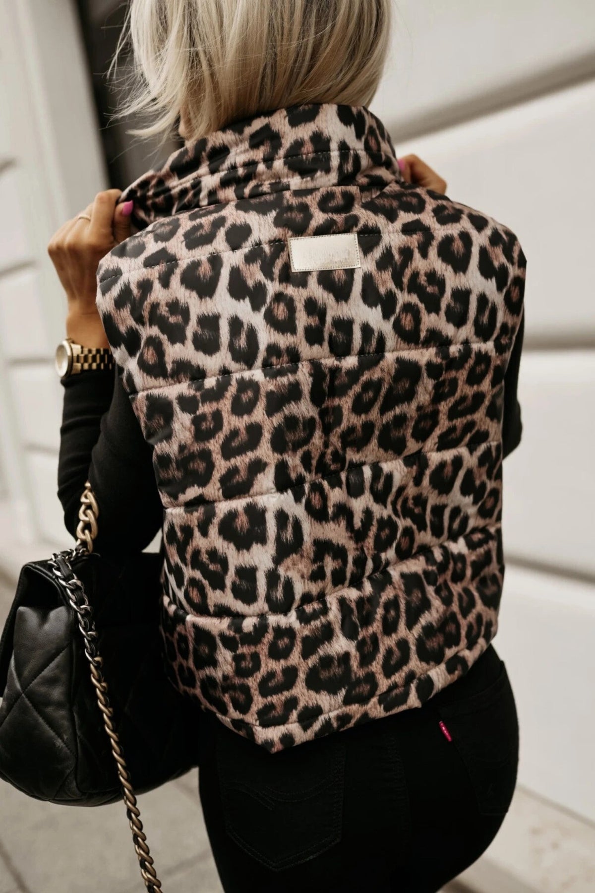 Gilet corto oversize a fantasia leopardata con tasche frontali e chiusura con cerniera, moda Moda Mania, giacche e cappotti.