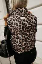 Gilet corto oversize a fantasia leopardata con tasche frontali e chiusura con cerniera, moda Moda Mania, giacche e cappotti.