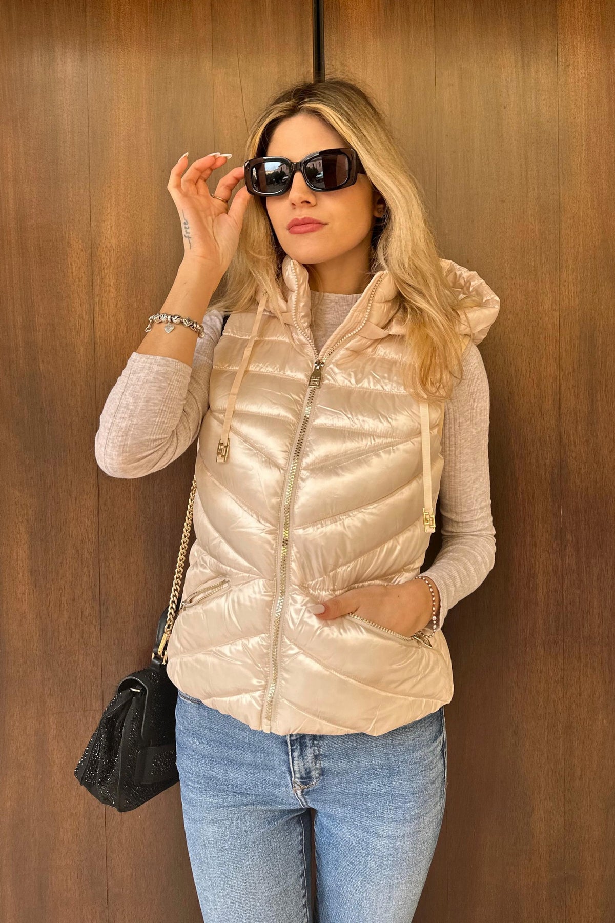 Gilet imbottito Gaudi colore panna in nylon lucido con zip e cappuccio, giacca leggera e elegante di Moda-Mania.