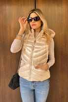Gilet imbottito Gaudi colore panna in nylon lucido con zip e cappuccio, giacca leggera e elegante di Moda-Mania.