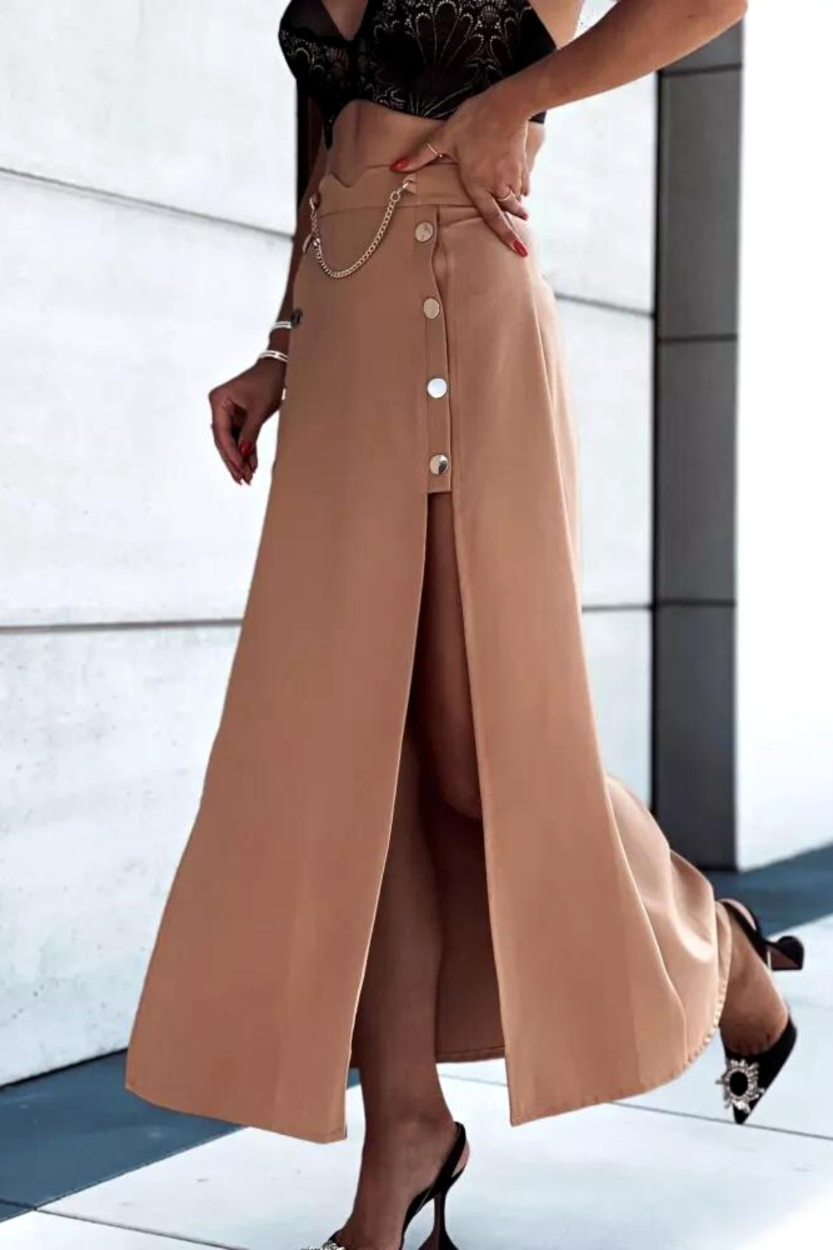 Gonna lunga beige Moda-Mania con spacchi laterali e bottoni metallici dorati a pressione, tessuto fluido e stile elegante