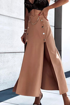 Gonna lunga beige Moda-Mania con spacchi laterali e bottoni metallici dorati a pressione, tessuto fluido e stile elegante.