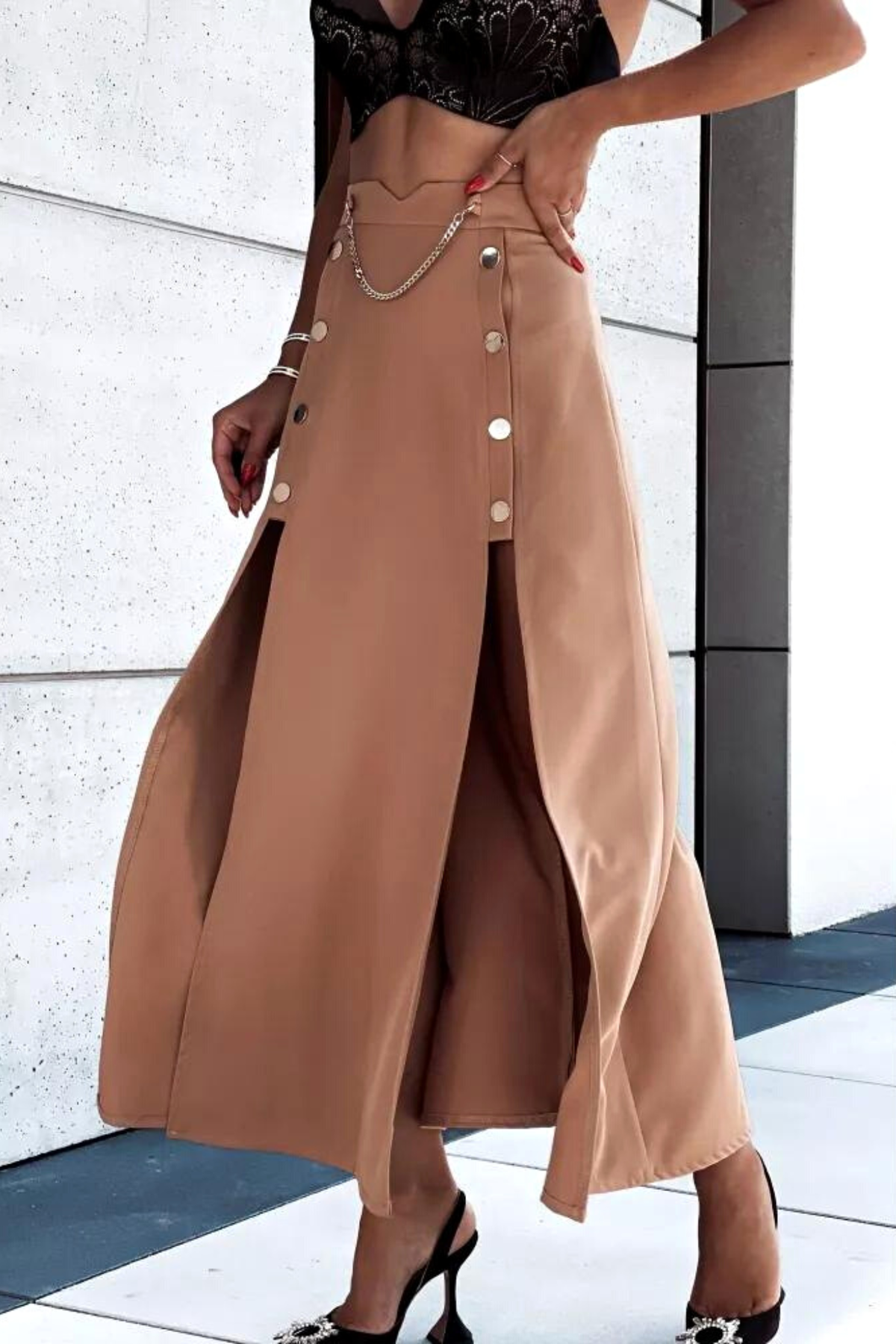 Gonna lunga beige Moda-Mania con spacchi laterali e bottoni metallici dorati a pressione, tessuto morbido e elegante.