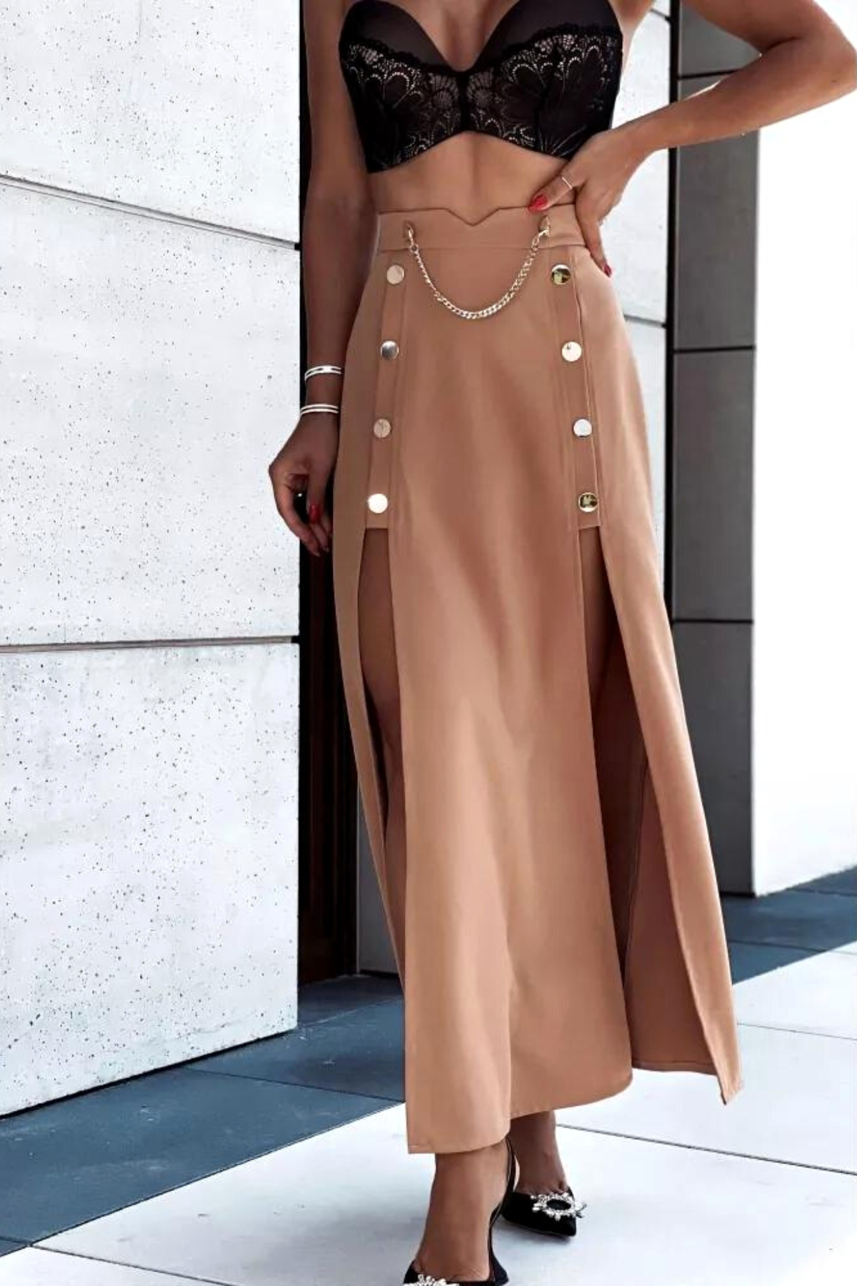 Gonna lunga beige Moda-Mania con spacchi laterali e bottoni metallici dorati a pressione, tessuto fluido e stile elegante.