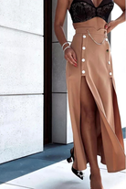 Gonna lunga beige Moda-Mania con spacchi laterali e bottoni metallici dorati a pressione, tessuto fluido e elegante.