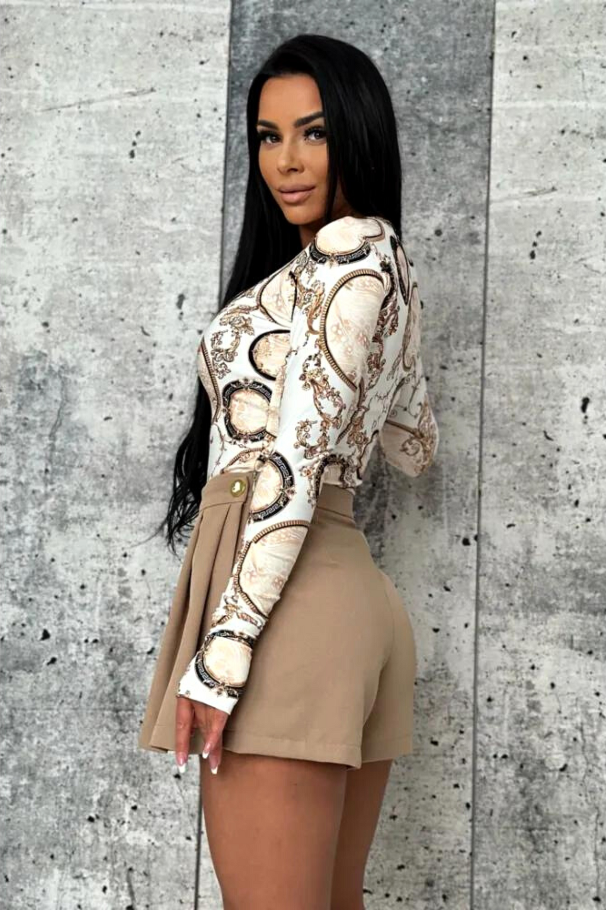 Maglia bianca a stampa damascata Moda-Mania con foro del dito sul polsino, maglieria elegante e comoda.