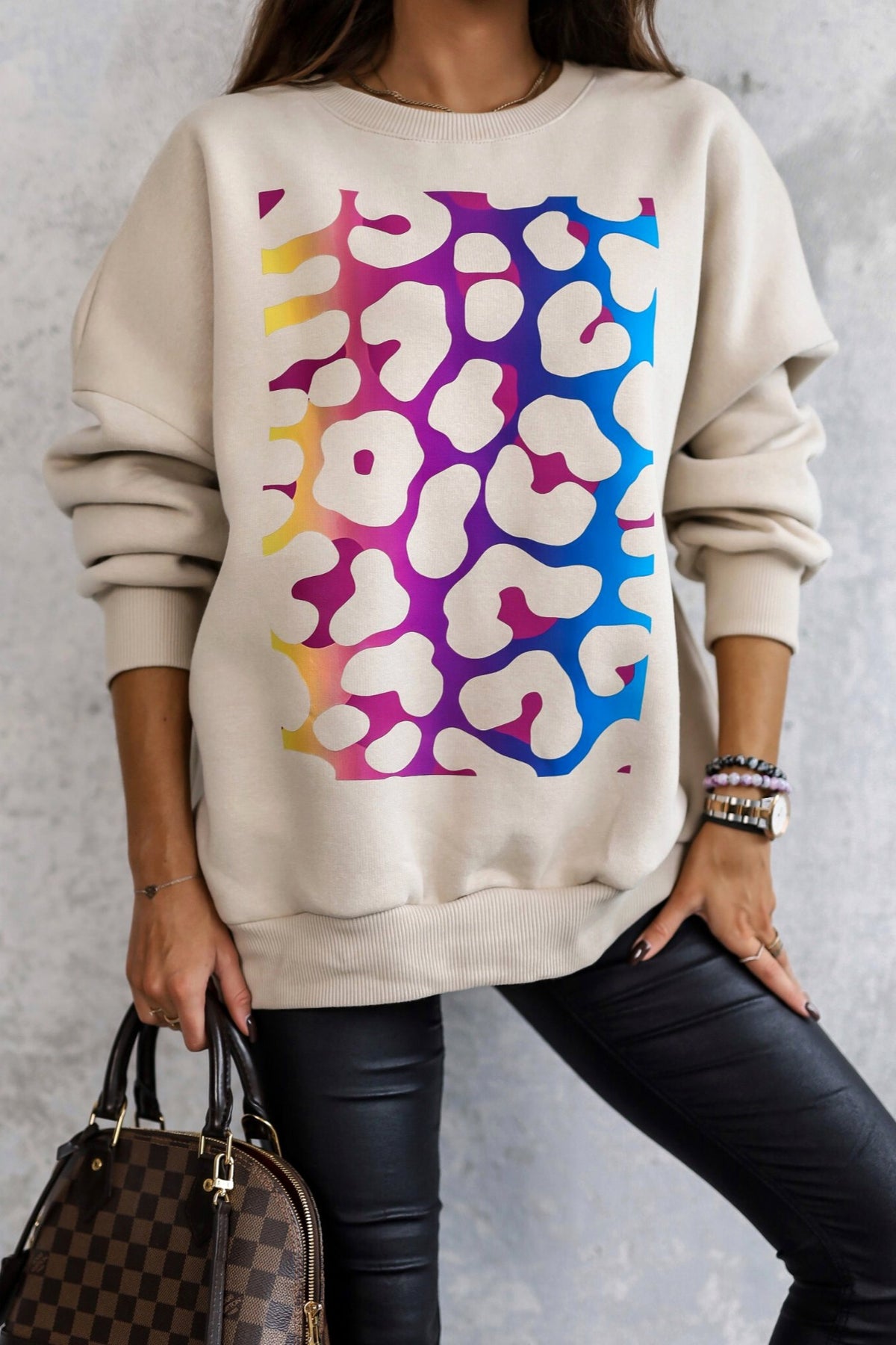 Maglia felpa oversize beige in cotone con stampa maculata multicolore e bordi elasticizzati, stile denim e sportivo.