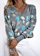 Maglia pullover oversize grigia in tricot morbido con fantasia foglie, scollo a V e polsini bianchi, marca Moda Mania.