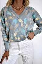 Maglia pullover oversize in tricot morbido grigio con fantasia foglie, scollo a V e polsini bianchi, di Moda Mania.