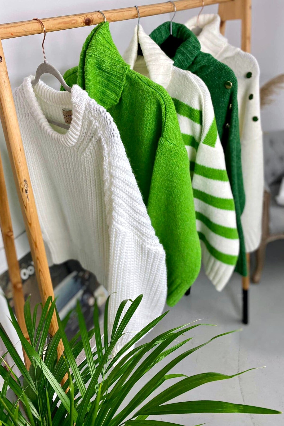Maglione bianco avorio a righe verdi, oversize, collo alto con maniche larghe, prodotto da Moda-Mania, vista frontale.