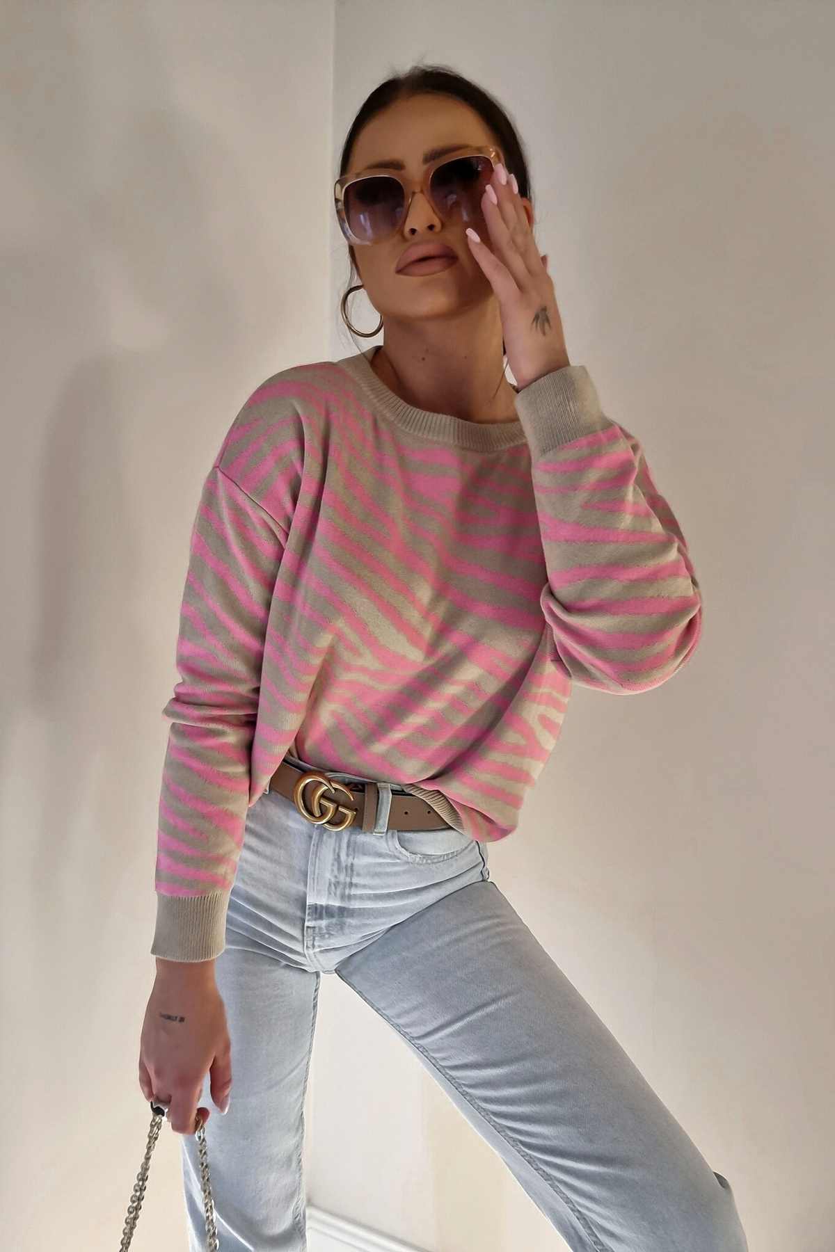 Maglione oversize Moda-Mania con stampa bicolore beige e rosa, collo e polsini alti a coste, stile casual e moderno.