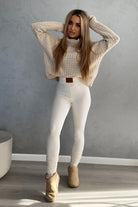 Maglione oversize Moda-Mania in filato morbido beige chiaro con trecce, collo alto e polsini a coste, stile caldo e confortevole