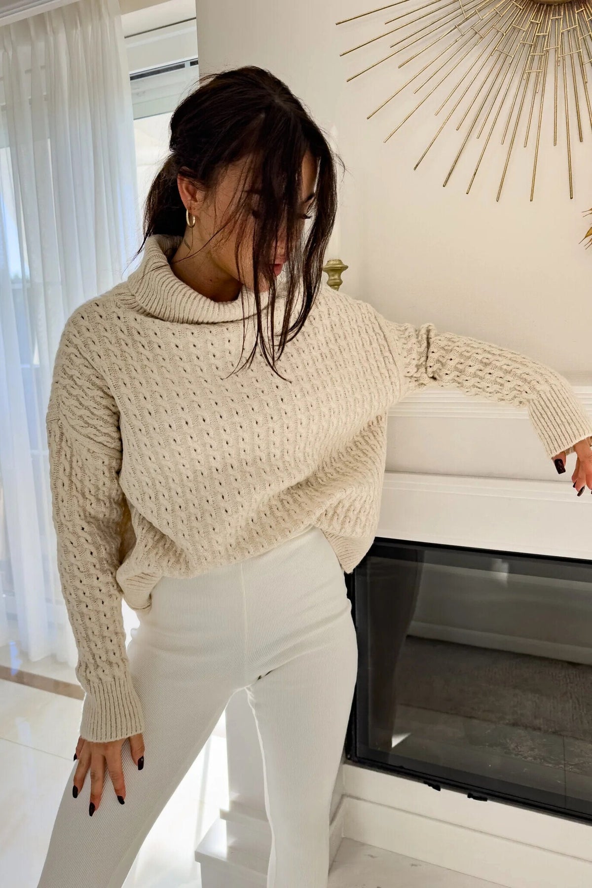Maglione oversize Moda-Mania in filato morbido beige chiaro con trecce, collo alto e polsini a coste, ideale per l'inverno.
