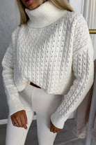 Maglione oversize bianco avorio in filato morbido con trecce, collo alto e polsini a coste, marca Moda-Mania.
