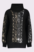 Maglione oversize Moda-Mania con trecce, collo alto, filato soffice e stampa laminata, indossato su un modello.