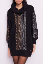 Maglione oversize Moda-Mania in filato morbido a trecce, collo alto e dettaglio con stampa laminata, stile caldo e confortevole.