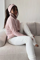 Maglione oversize morbido a trecce in filato rosa chiaro con collo alto e polsini a coste, marca Moda-Mania.