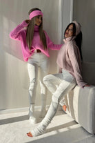 Maglione oversize rosa pink Moda-Mania con trecce, collo alto e polsini a coste, in filato morbido e soffice.