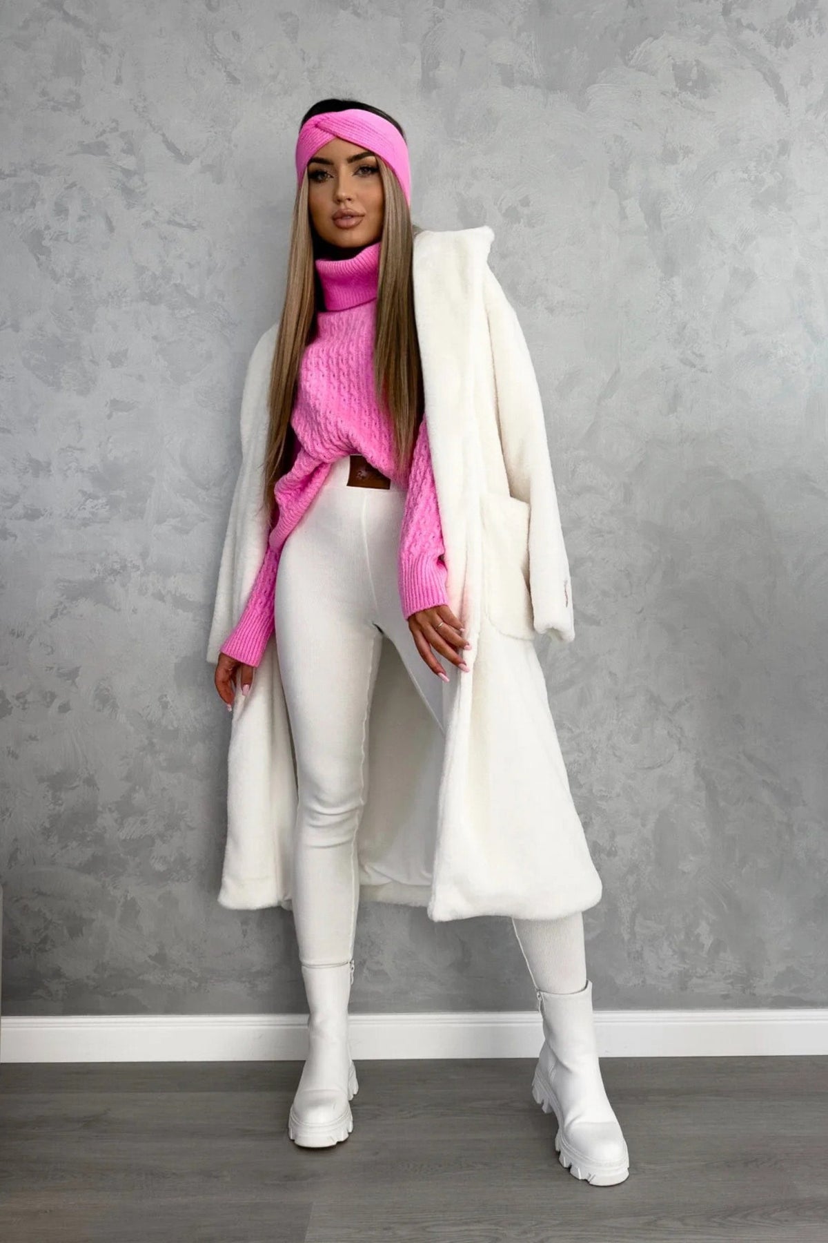 Maglione oversize Moda-Mania in filato soffice rosa pink con trecce, collo alto e polsini a coste, morbido e caldo.