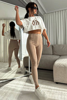 Pantaloni leggings beige aderenti in cotone elasticizzato a vita alta con cuciture longitudinali, marca Moda-Mania.