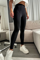 Leggings neri aderenti in cotone spesso elasticizzato, a vita alta con cuciture longitudinali, di Moda-Mania.