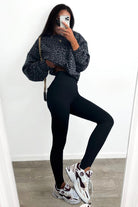 Leggings neri a vita alta Moda-Mania, con cuciture longitudinali e tasche finte, pantaloni sottopiede comodi e stilosi.