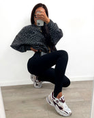 Leggings neri a vita alta di Moda-Mania con cuciture longitudinali e tasche finte, pantaloni sottopiede aderenti e comodi.