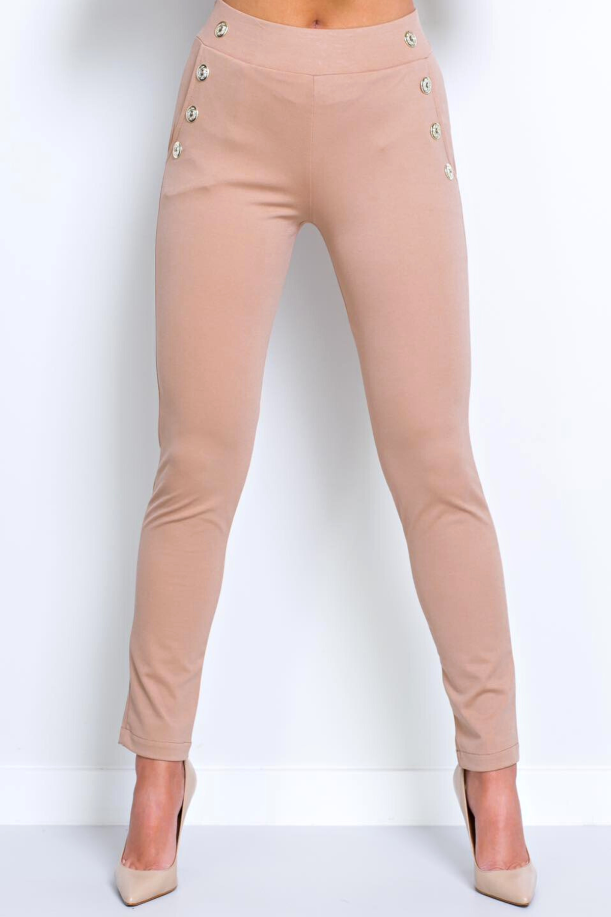 Pantaloni sportivi beige in cotone Moda-Mania con tasche laterali e bottoni dorati, stile casual e comodo.