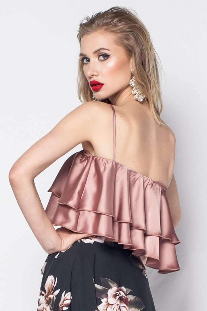 Blusa beige moda-mania con spallina sottile e balze decorative, stile elegante e femminile.