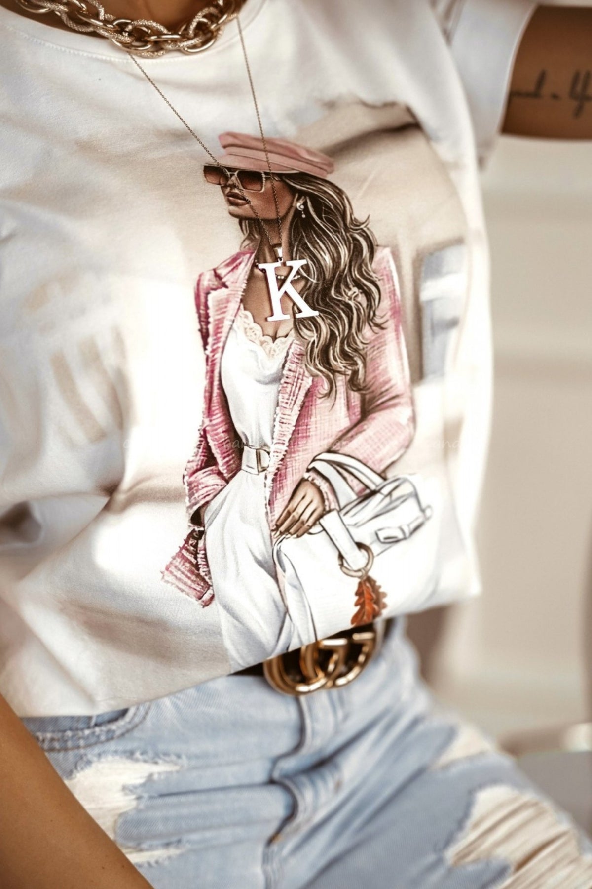 T-shirt bianco in cotone Moda Mania con stampa profilo ragazza fashion e maniche corte con risvolto.