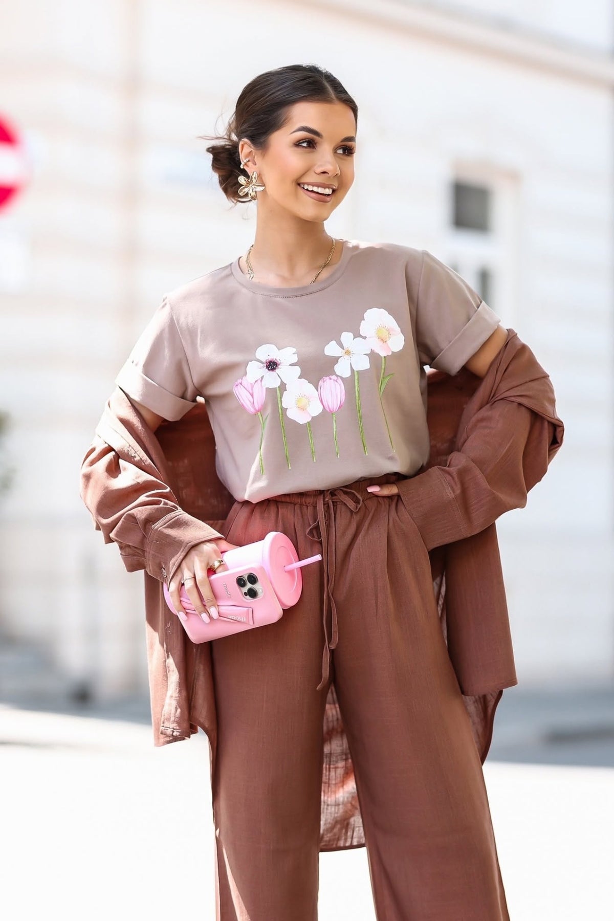T-shirt colore cappuccino Moda Mania in cotone elasticizzato con stampa floreale rosa e maniche corte con risvolto.