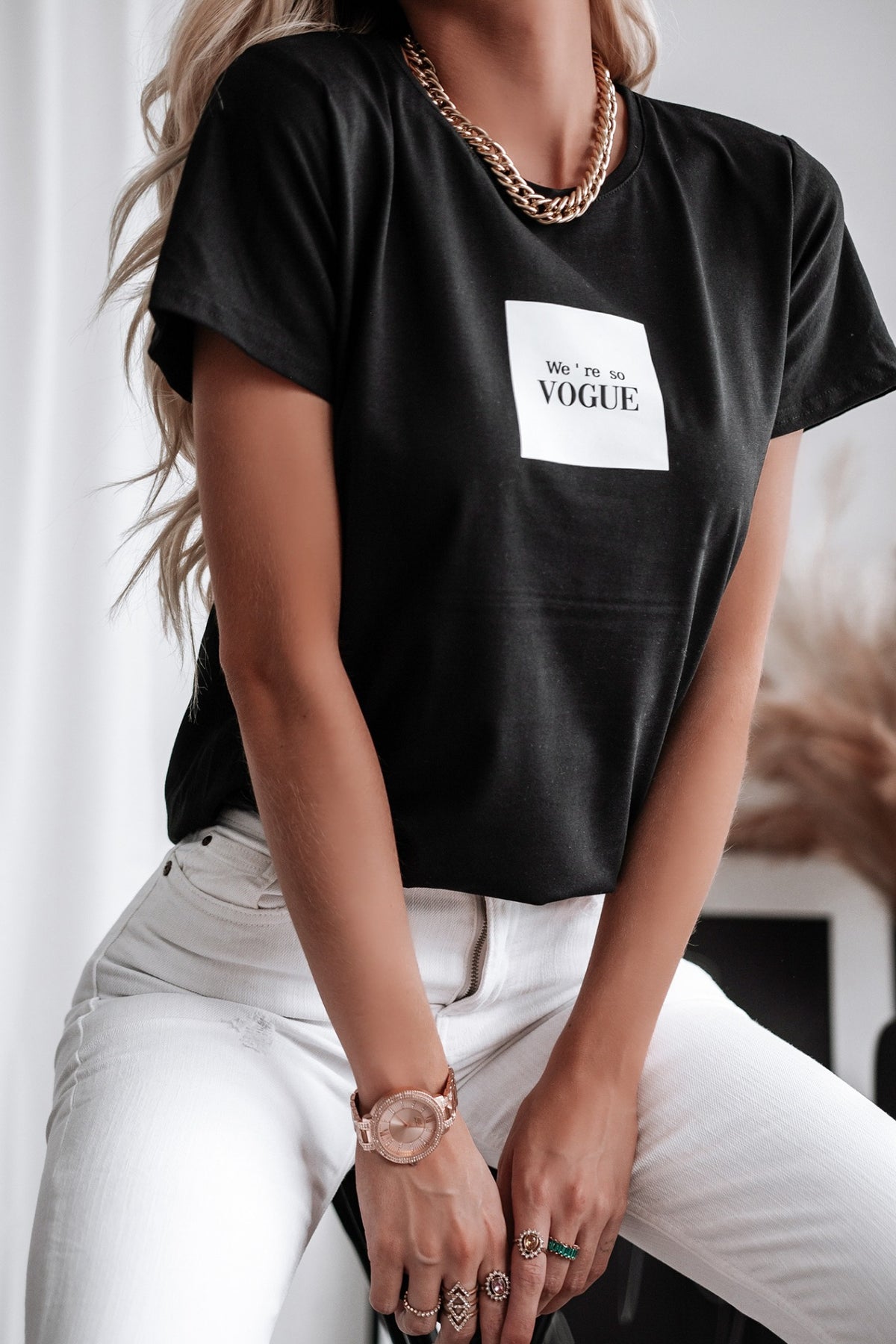 T-shirt nero in cotone Moda Mania con stampa VOGUE e maniche corte con risvolto, stile casual e moderno.