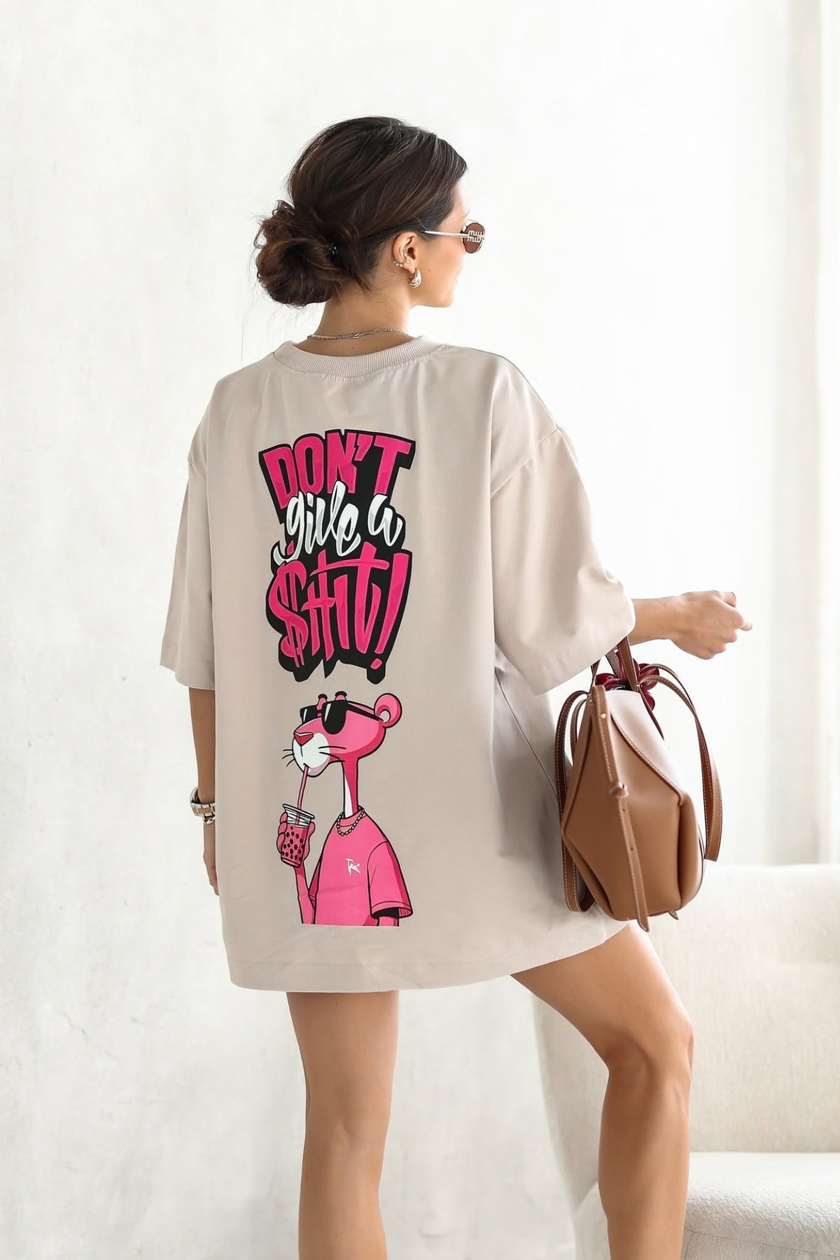 T-shirt oversize beige in cotone con stampa pantera rosa, maniche tre quarti, moda Mania, stile casual e trendy
