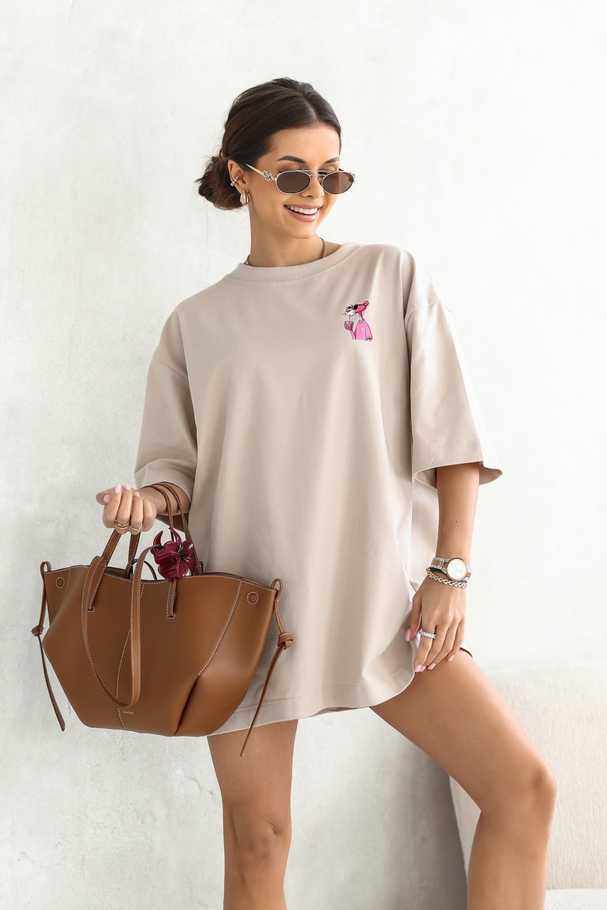 T-shirt oversize beige in cotone con stampa pantera rosa a maniche tre quarti, prodotto Moda Mania.