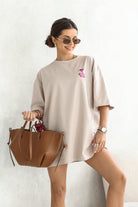 T-shirt oversize beige in cotone con stampa pantera rosa a maniche tre quarti, prodotto Moda Mania.