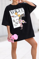 T-shirt oversize nero in cotone con stampa Vogue, maniche a tre quarti, occhielli di moda Mania, stile casual e comodo.