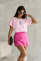 T-shirt rosa in cotone elasticizzato con stampa di piccoli fiori lilla e viola, maniche corte con risvolto, Moda Mania