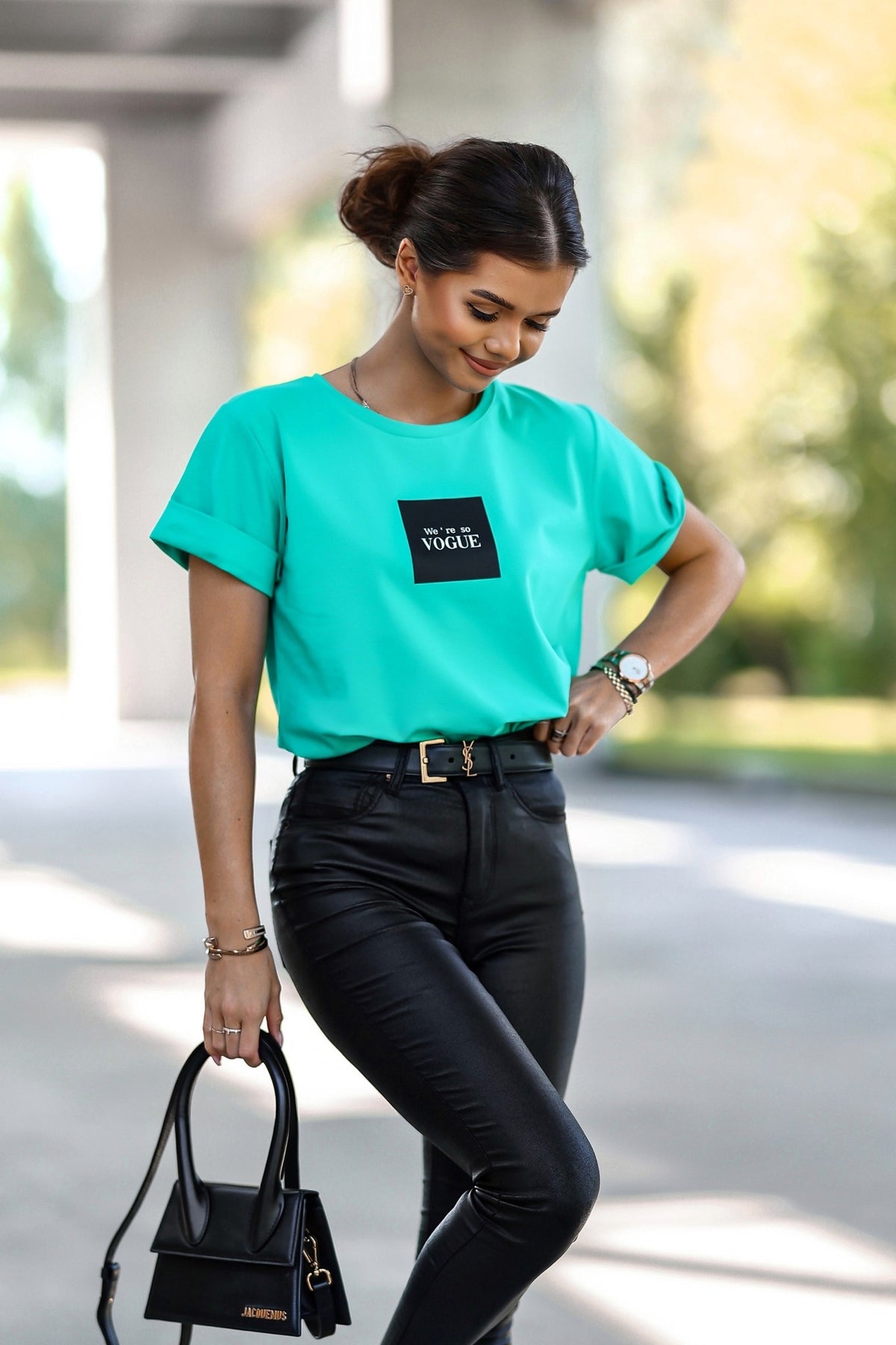 T-shirt verde acqua in cotone Moda Mania con stampa Vogue, maniche corte con risvolto, stile casual e moderno.
