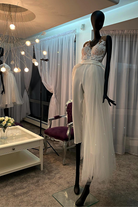 Salopette elegante bianca Axa con strascico in tulle staccabile e corpetto in tulle ricamato, perfetta per occasioni speciali.