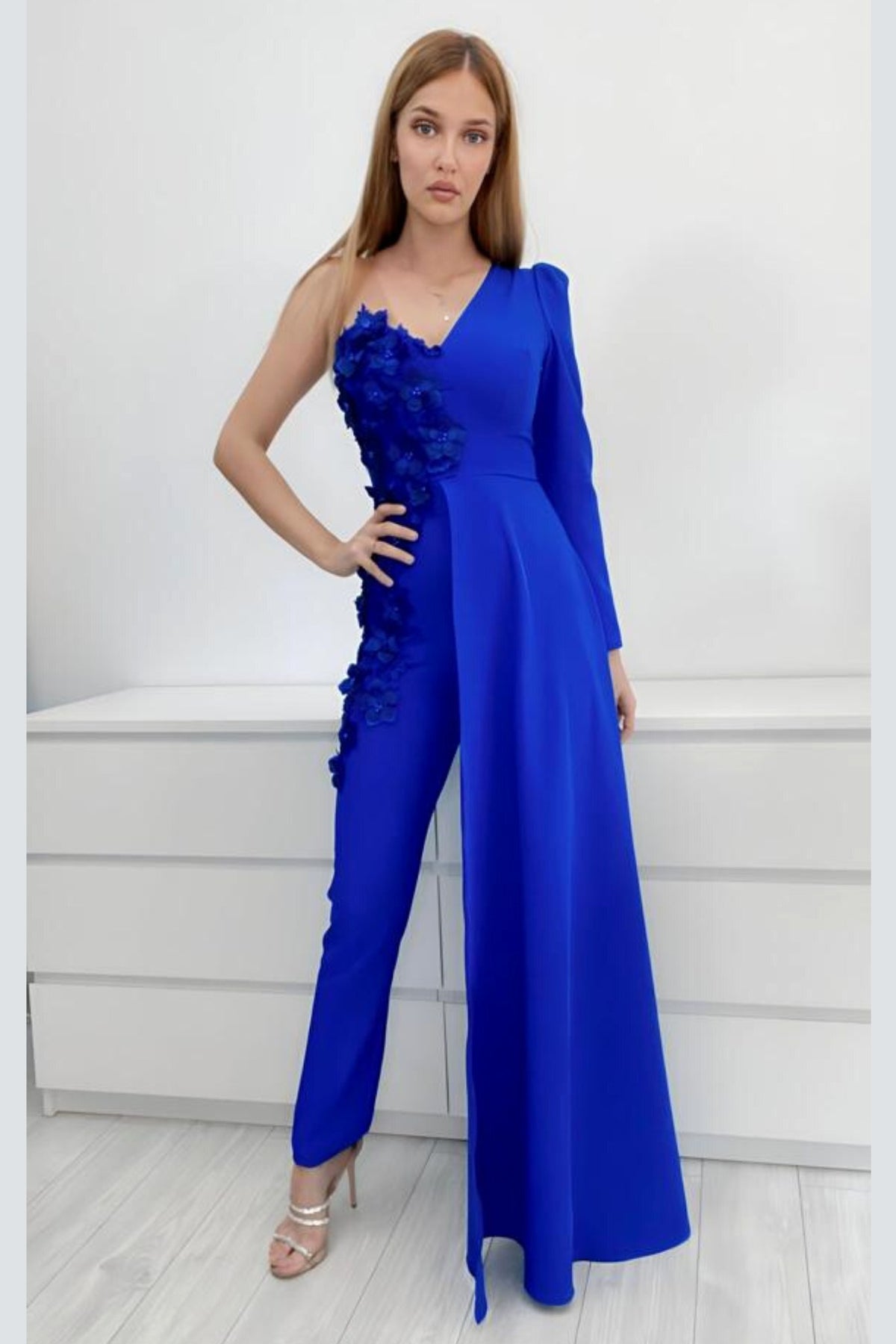 Salopette elegante blu elettrico Moda-Mania con strascico laterale e applicazioni floreali 3D.