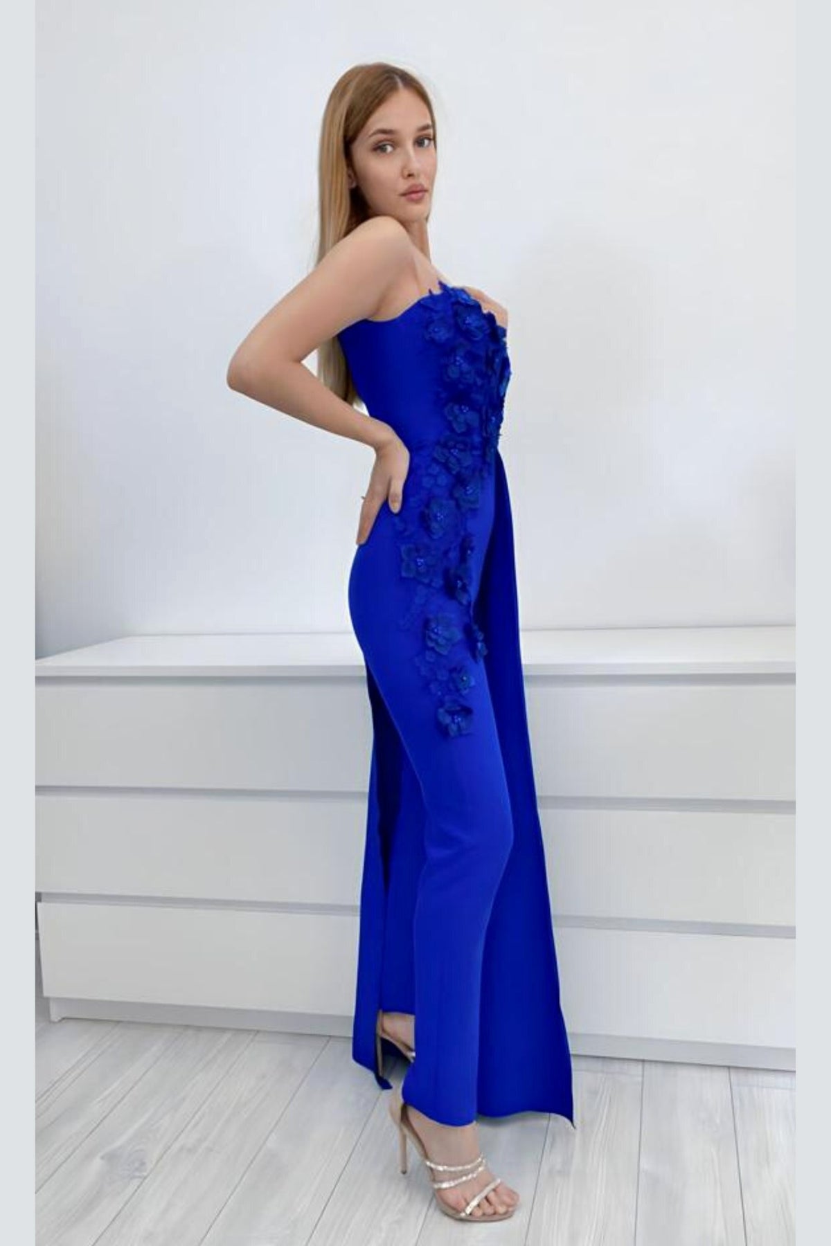 Salopette elegante blu elettrico Moda-Mania con strascico laterale e applicazioni floreali 3D, stile monomaniaca.