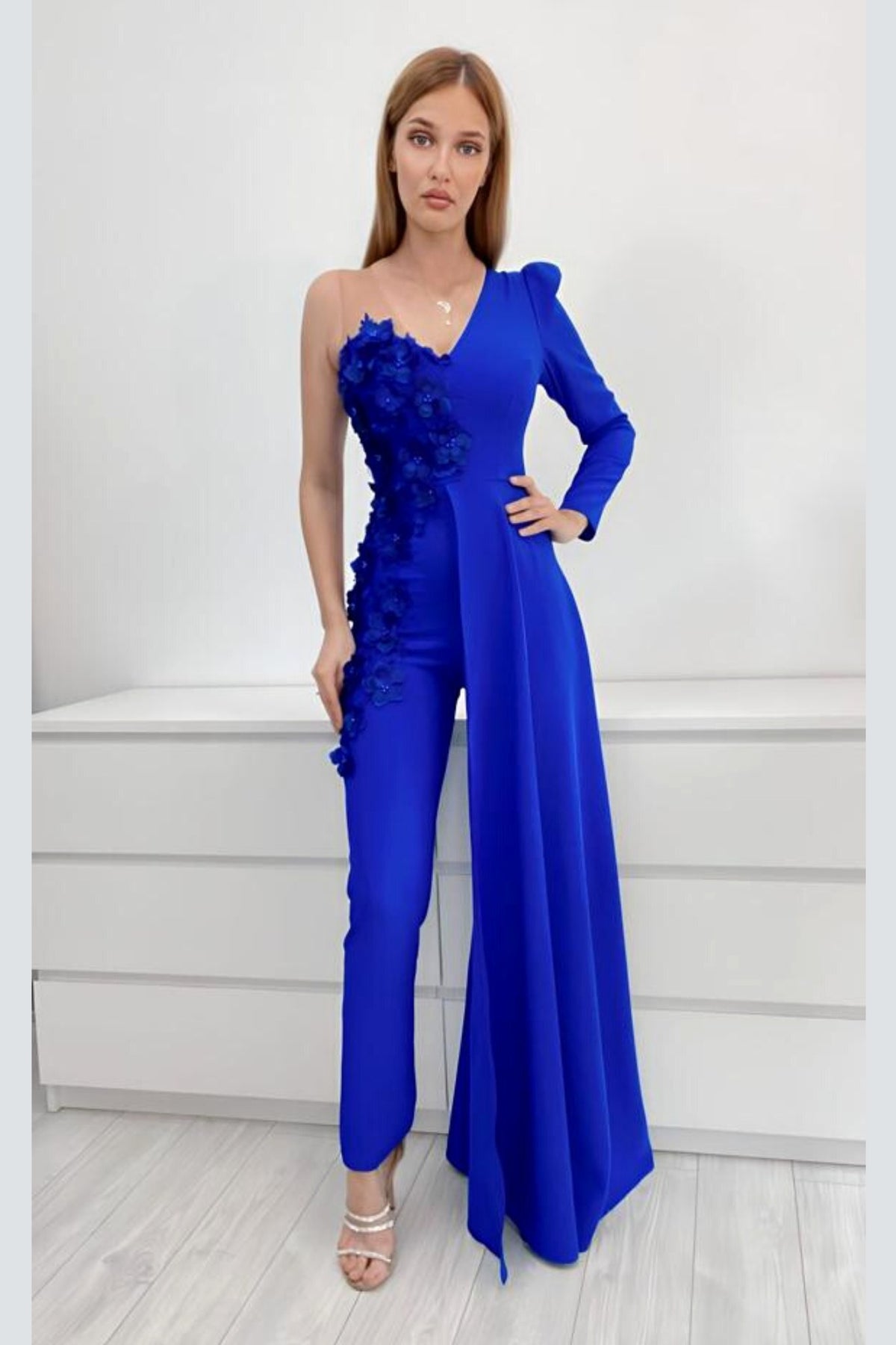 Salopette elegante blu elettrico Moda-Mania con strascico laterale e applicazioni floreali 3D, vestibilità monomaniaca.