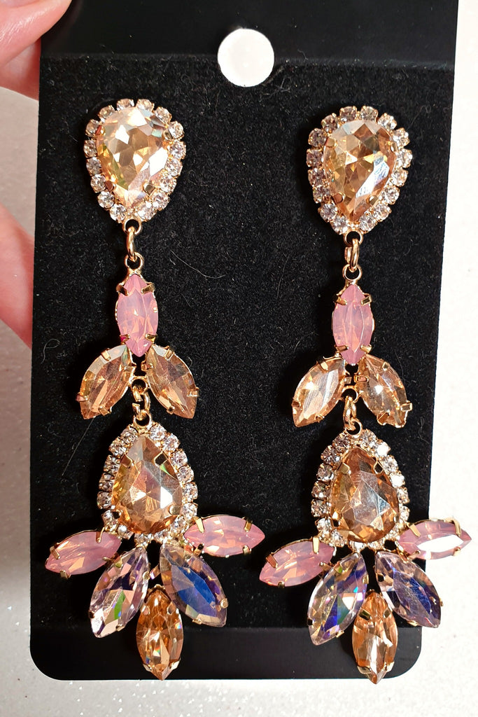 Orecchini pendenti decorati con strass e cristalli multicolori predominante rosa e viola placcato color dorato