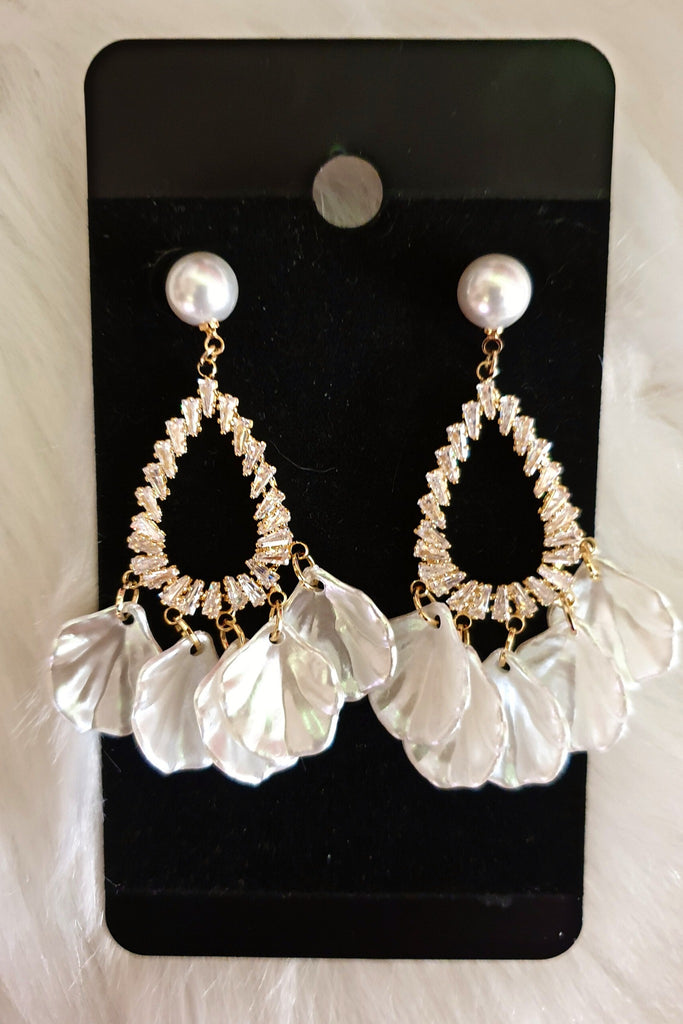 Orecchini pendenti forma ovale di petali bianchi con zirconi e perlina placcato dorato